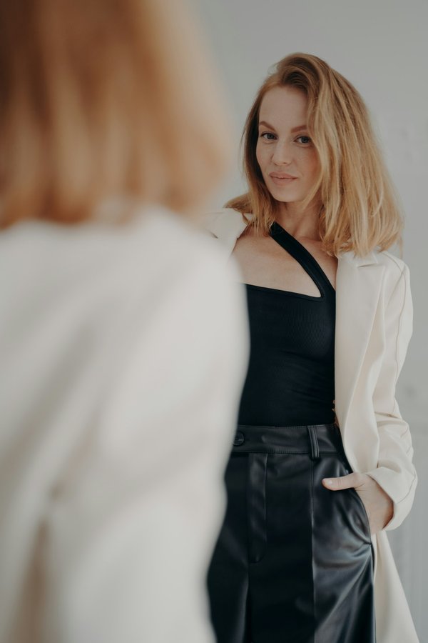 Les indispensables vêtements tendance pour femme à avoir dans son dressing pour briller cette saison